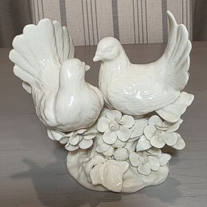 Vintage Paris Royal Fine Porcelain Doves Figurine pristine condition